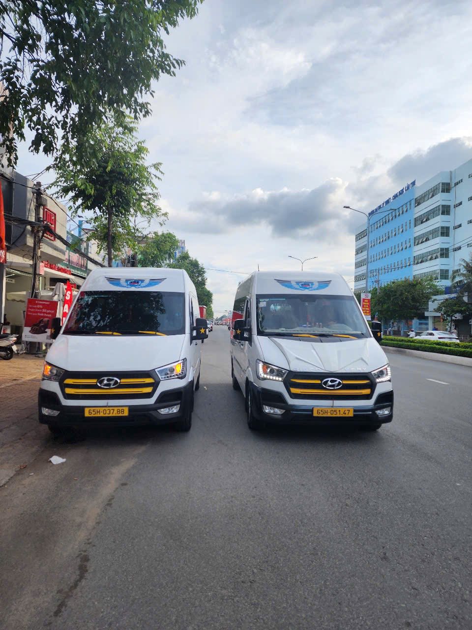 Thuê Xe 16 Chỗ Hậu Giang: Ford Transit, Hyundai Solati Giá Rẻ